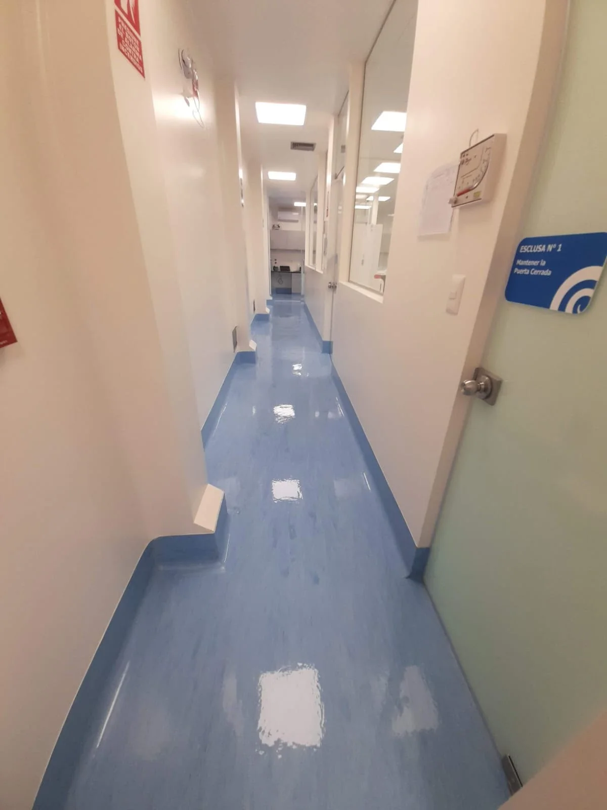 Fotografía real: Terminación de pasillo clínico