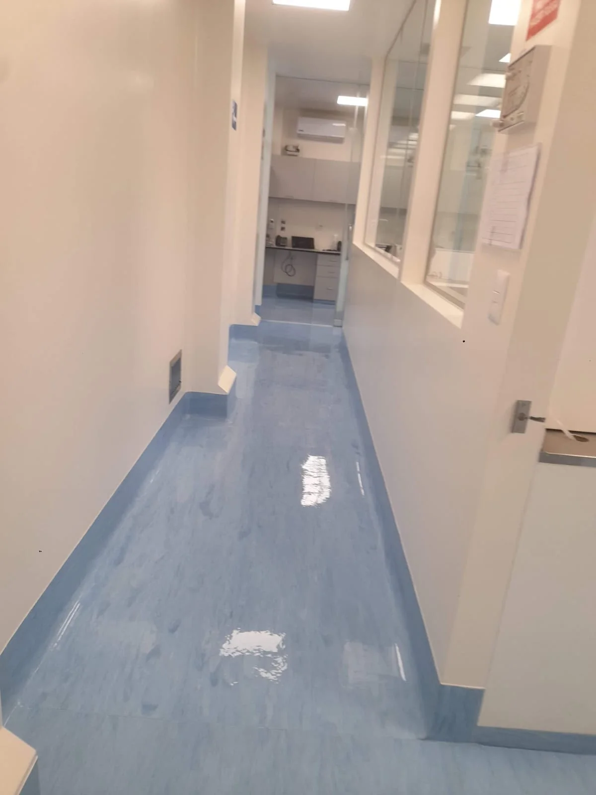 Fotografía real: Pasillo técnico con acabado continuo