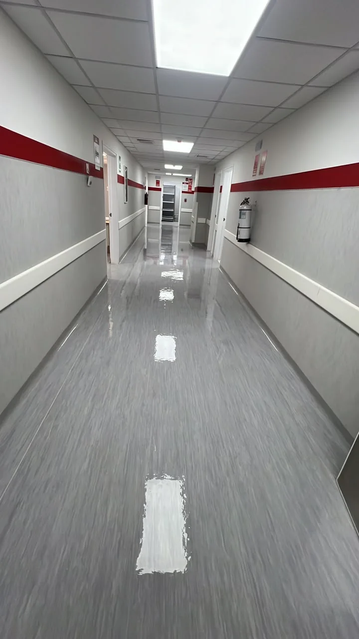 Piso vinílico gris instalado en corredor hospitalario