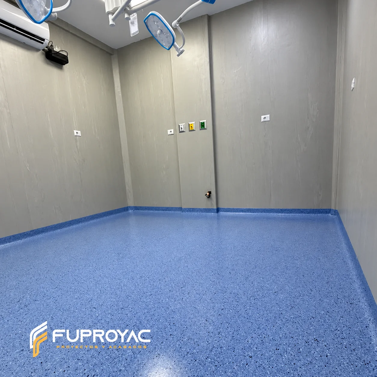 Ambiente clínico con piso vinílico conductivo azul instalado, FUPROYAC