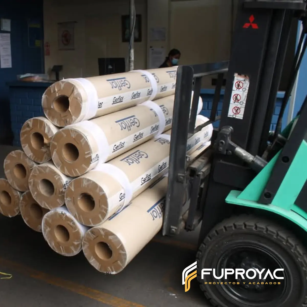 Equipo de carga trasladando rollos para despacho, FUPROYAC