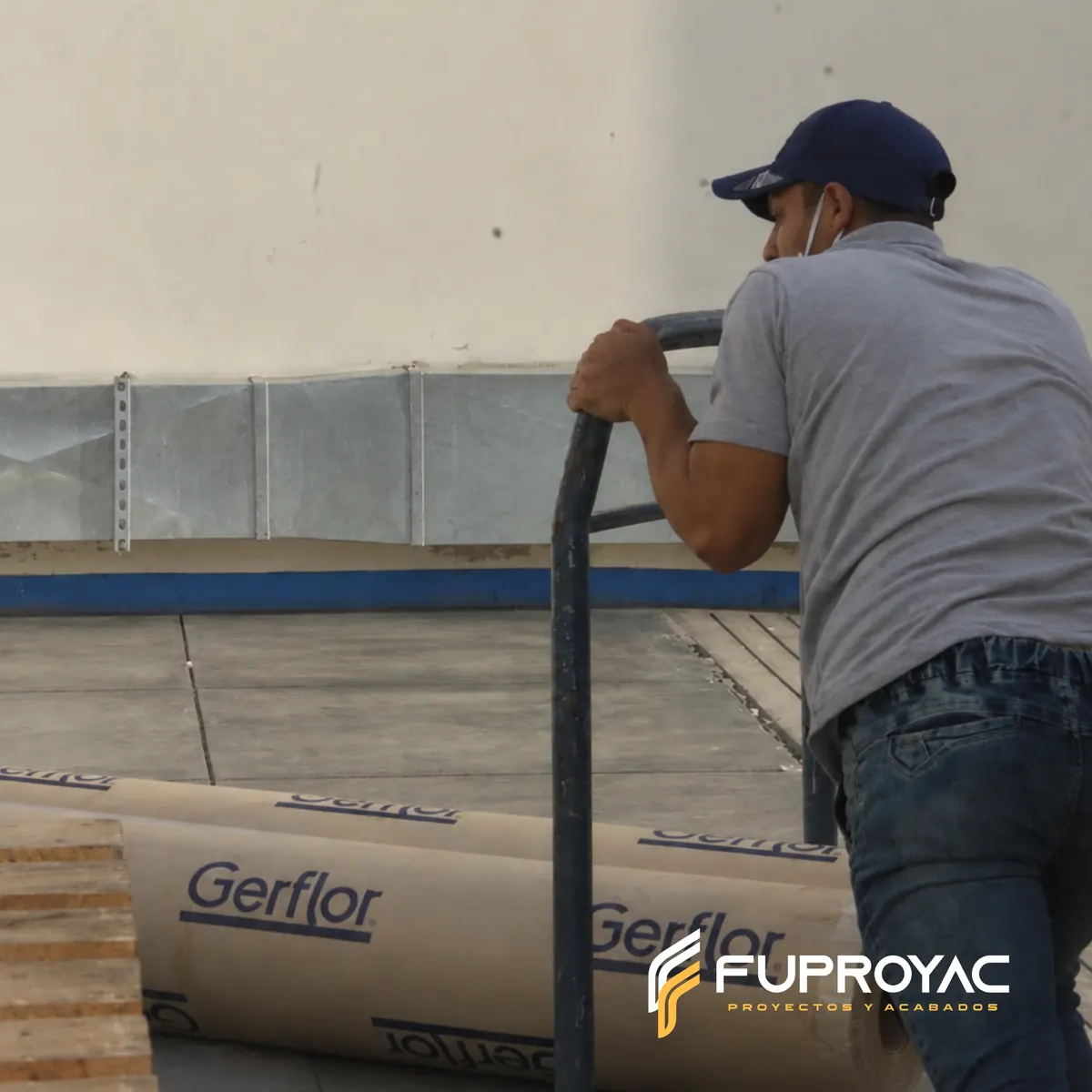 Personal trasladando materiales para su distribución, FUPROYAC