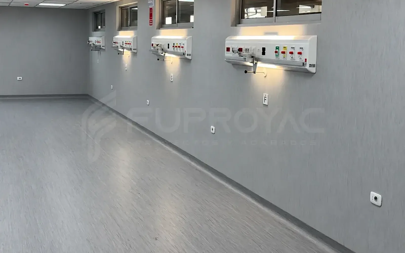 Ambiente hospitalario con piso vinílico y acabados, fotografía proporcionada por FUPROYAC