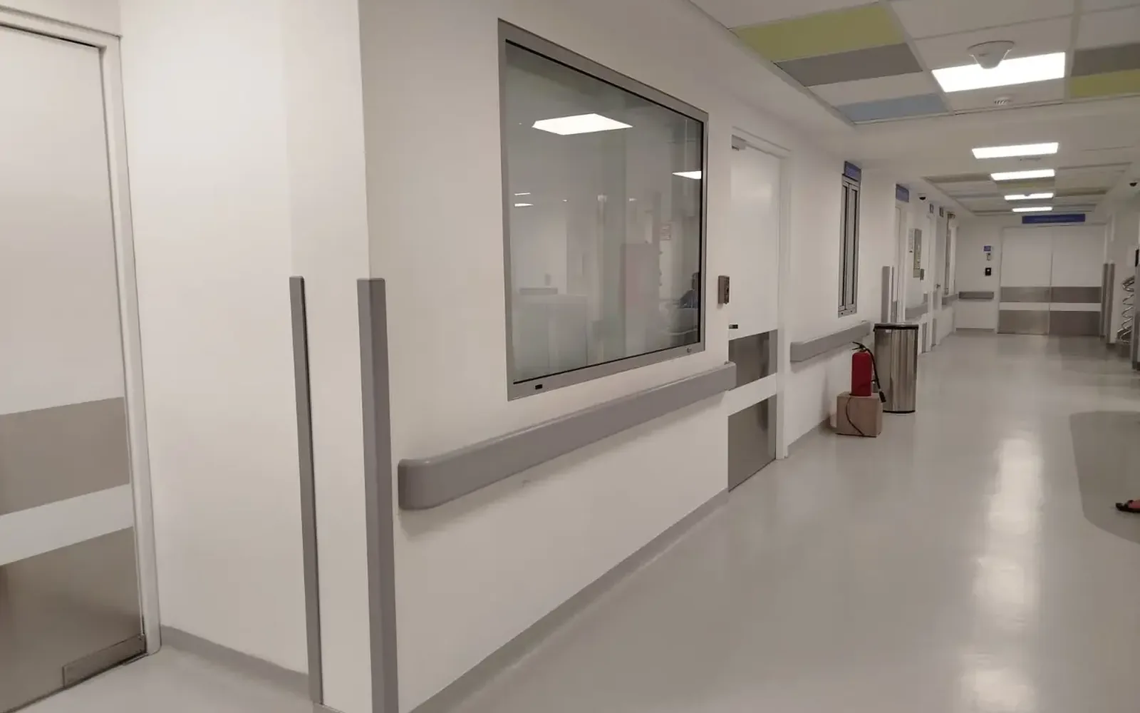Pasillo hospitalario con protectores de pared instalados, fotografía de FUPROYAC